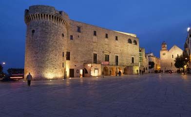 File:Castello Conversano sera.jpg