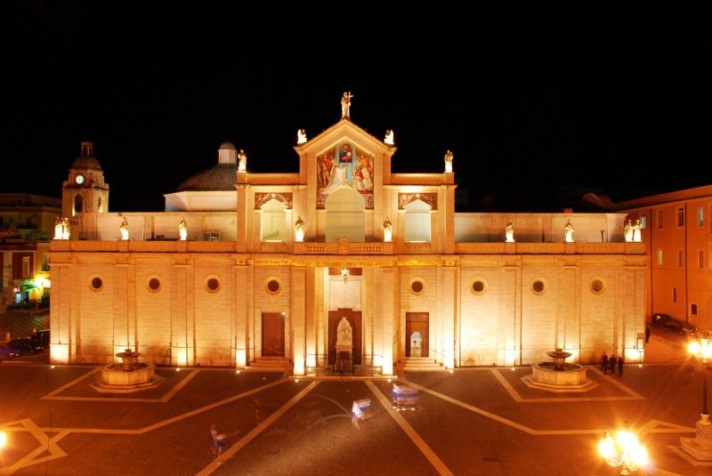 File:Cattedrale di Manfredonia in notturna.jpg