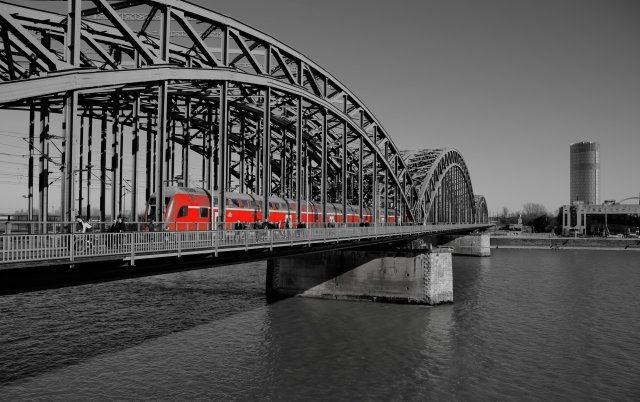 File:Hohenzollernbrücke rot-grau.jpg