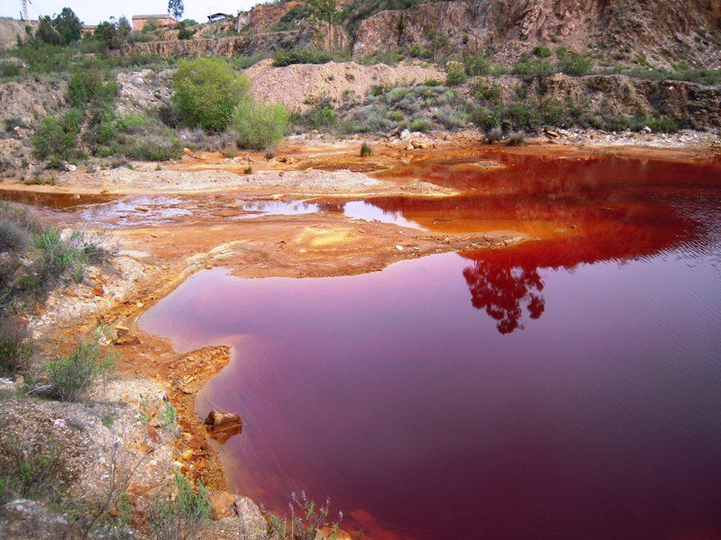 File:Lagoa vermelha na Mina do Losal 05.jpg