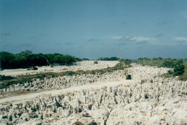 File:Nauru-phosphatefields.jpg