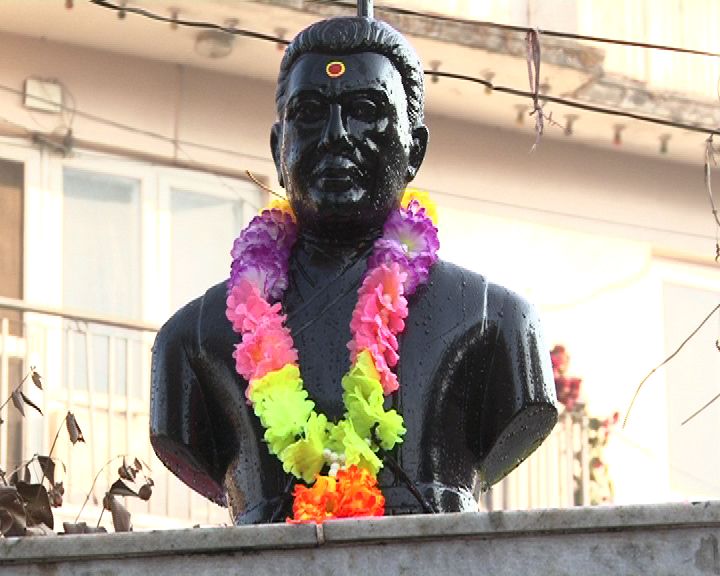 File:Statue of Dharmabhakta.jpg