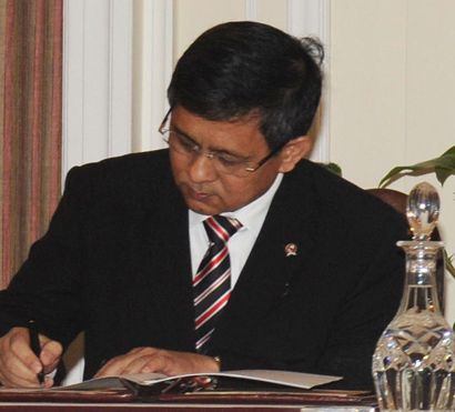 File:Suharna Surapranata signing.jpg