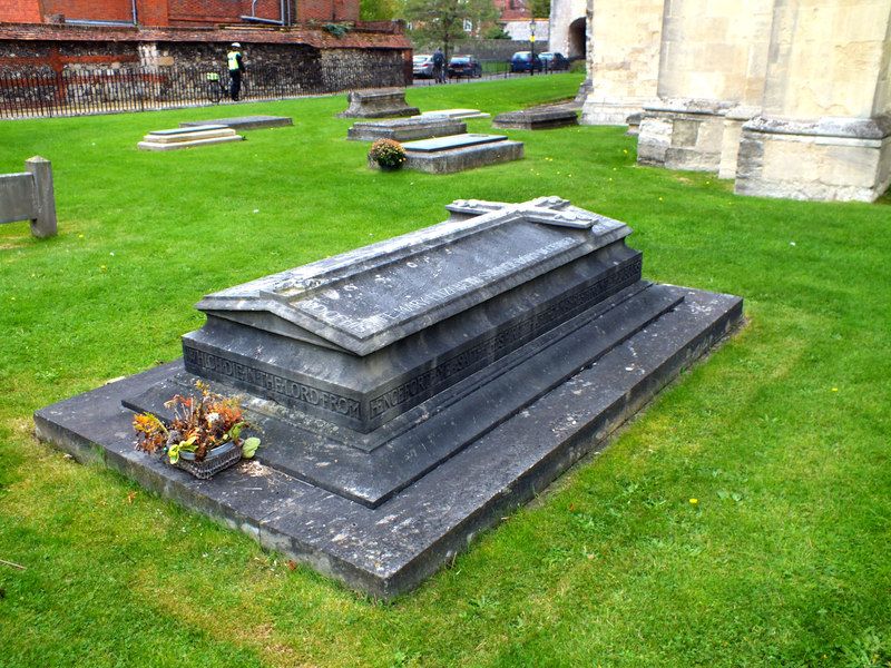 File:Tomb of Mary Sumner (geograph 2639448).jpg