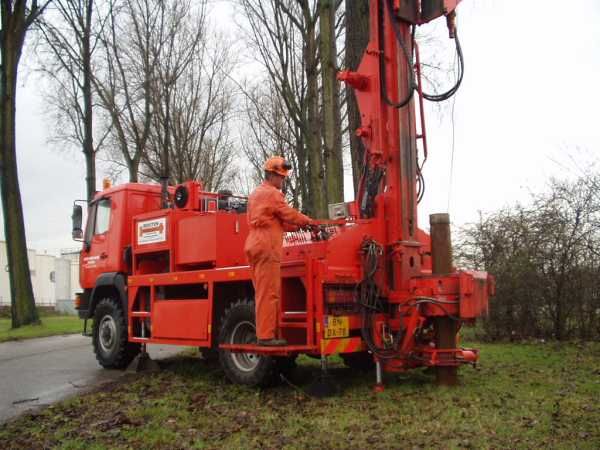 File:Truck mounted Pile driver 014.jpg