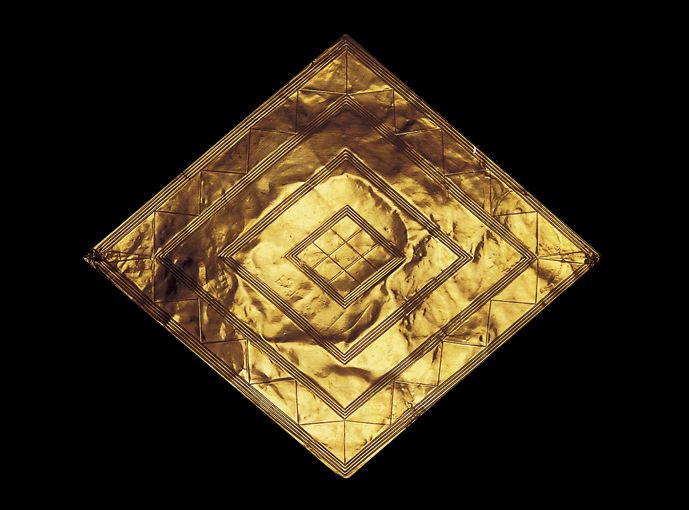 File:Bush barrow gold lozenge.jpg