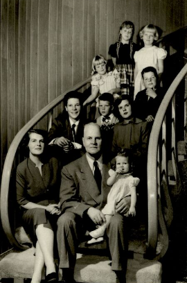 File:Portrait of the Redd family.png