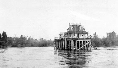 File:Willamette River Lighthouse.jpg