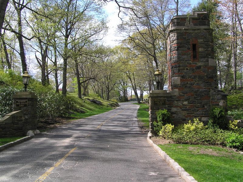 File:Winged Foot Golf Club main entrance.jpg