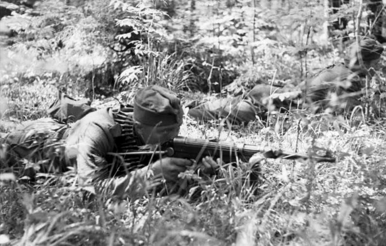 File:Bundesarchiv Bild 101I-198-1394-06A, Russland, Soldat mit MP.jpg