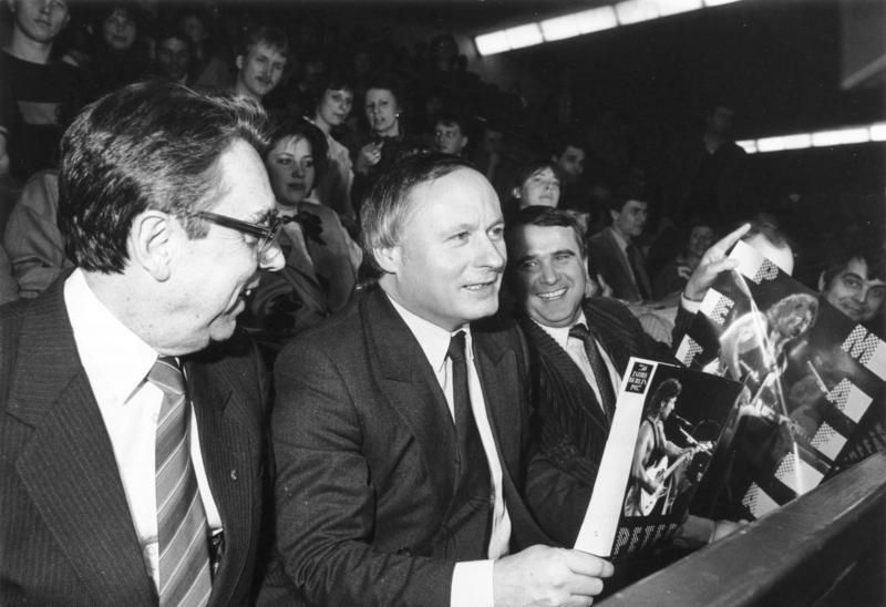 File:Bundesarchiv Bild 183-1987-0312-309, Berlin, Lafontaine-Besuch, bei Maffay-Konzert.jpg