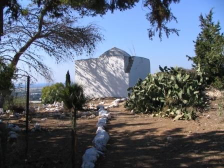 File:Ein Ghazal tomb.JPG