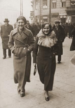 File:Ita Rosenzweig and her cousin Frieda Belinfante.jpg