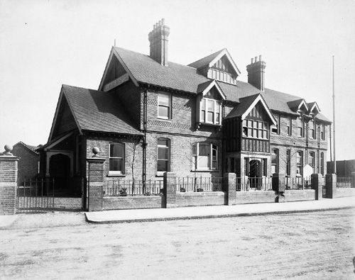 File:Seamens Hospital, Royal Albert Dock, London. (3525901692).jpg