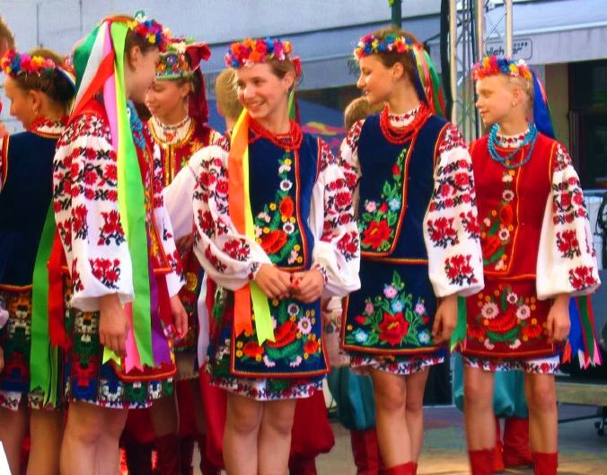 File:Ukrainian girls.jpg