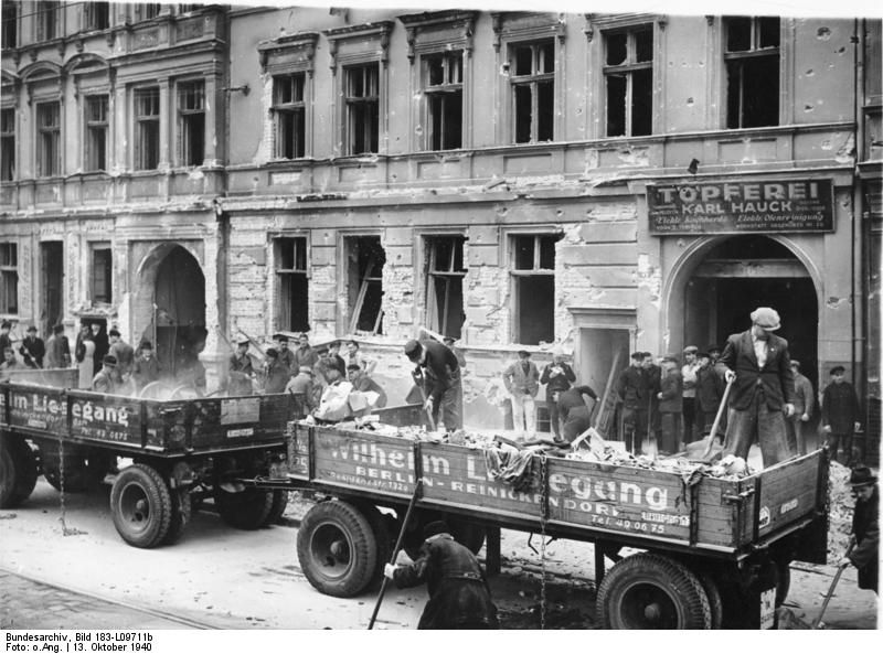 File:Bundesarchiv Bild 183-L09711b, Berlin, Aufräumungsarbeiten nach Luftangriff.jpg