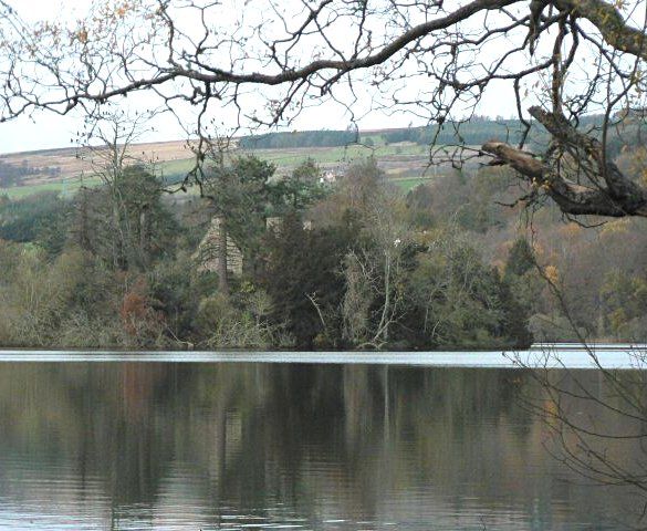 File:Clunie Castle, Loch of Clunie.jpg