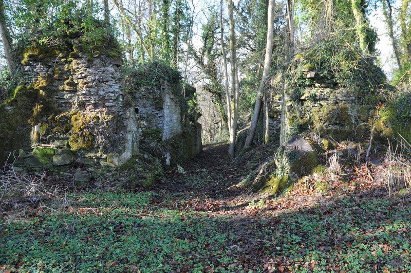 File:Llangybi Castle (geograph 4978851).jpg