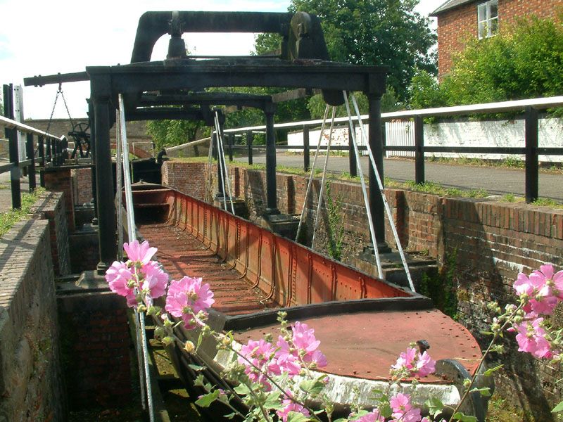 File:Stoke Bruerne boat weighing machine.jpg