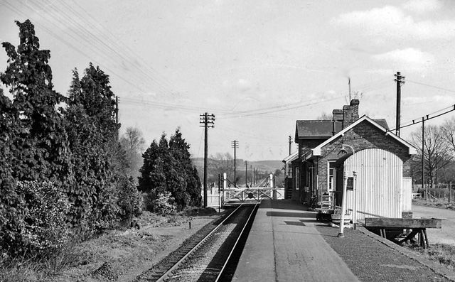 File:Bledlow railway station 1832622 b40cdc4e.jpg