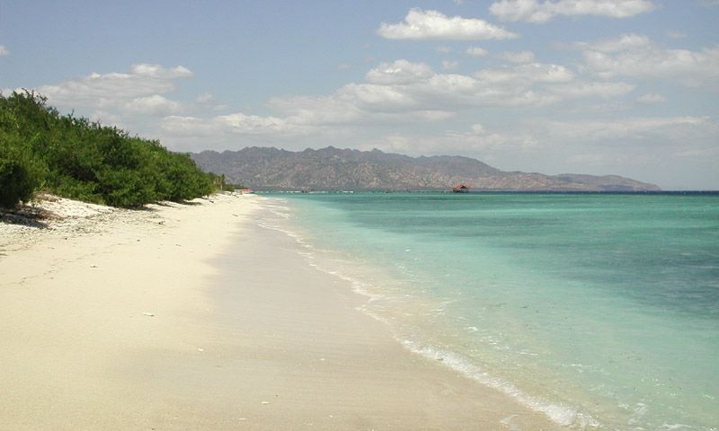 File:Gili Meno West Coast.jpg