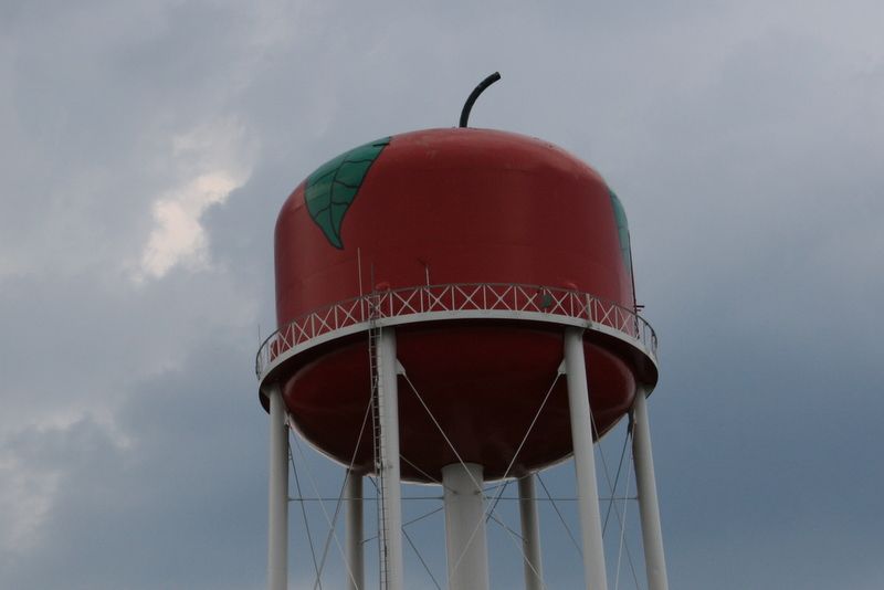 File:JacksonOHAppleWaterTower.JPG