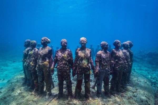 File:Jason deCaires Taylor Viccisitudes Grenada.jpg