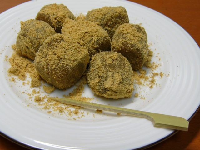 File:Kinako dango in Isezakicho.jpg