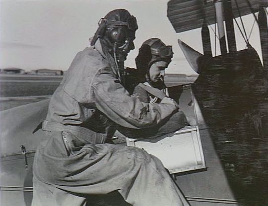 File:No. 11 EFTS RAAF pilots (AWM VIC1984).JPG