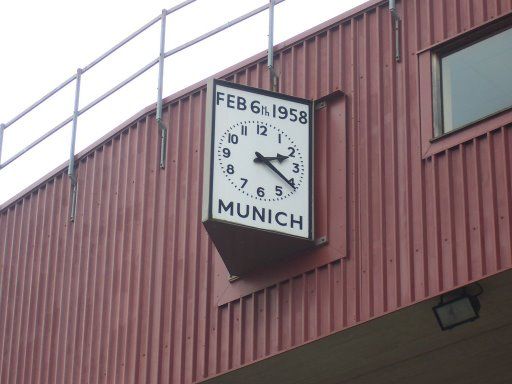 File:Reloj Old Trafford.jpg