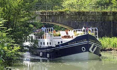 File:Wiki saint louis hotel barge.jpg