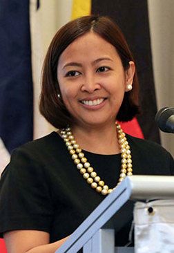 File:Abby-Binay pia (cropped).jpg