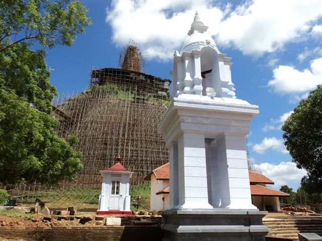 File:Abhayagiriya in Anuradhapura.JPG