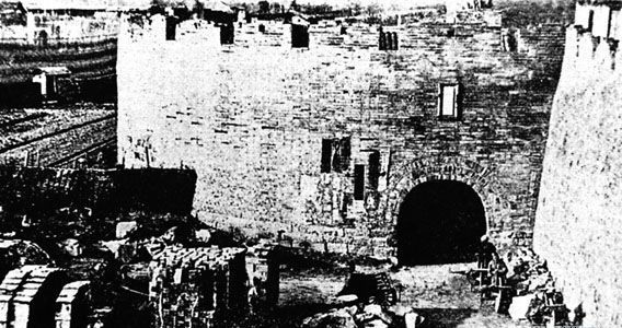 File:Dismantlement of Old City walls.jpg