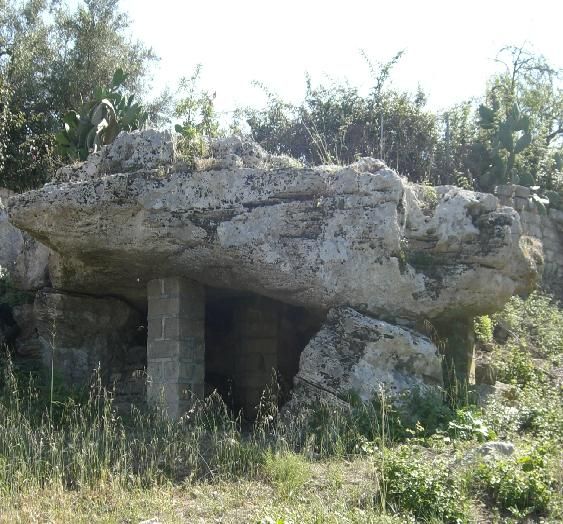 File:Dolmen di Avola.JPG