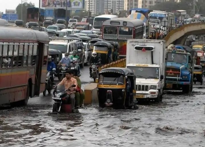 File:Flooding in Mumbai, India 2017.jpg