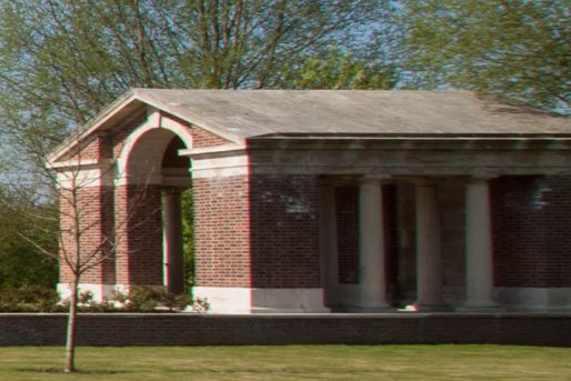 File:Hooge Crater Cemetery shelter building 1.JPG