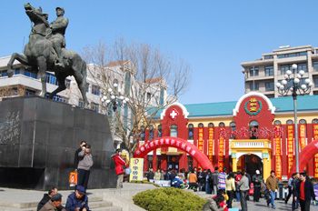 File:Dalian-Jinzhou-XiangyingSquare.jpg