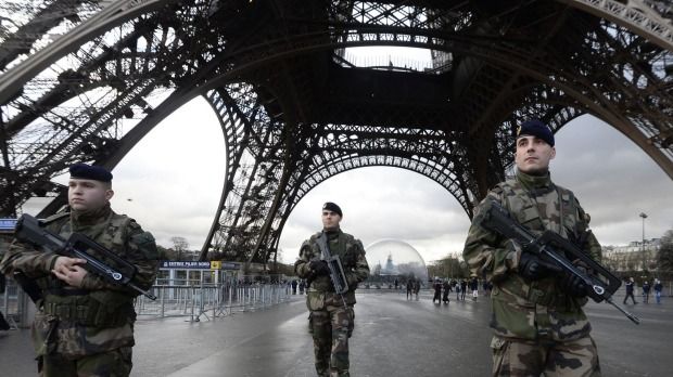 File:French-soldiers-guard-the-Eiffel-Tower-in-Paris.jpg