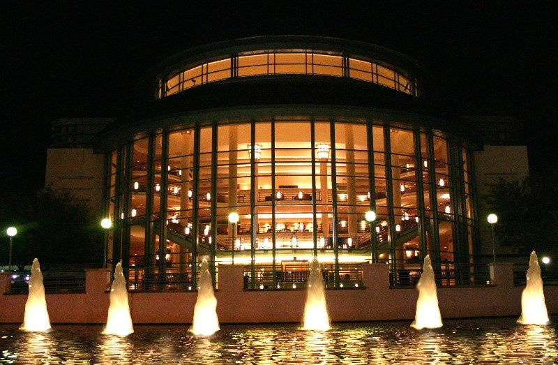 File:KravisCenterFrontNighttime.jpg