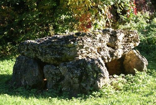 File:Un des Dolmens de Landes le Gaulois.jpg