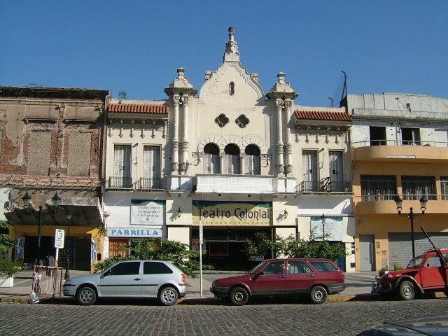 File:Avellaneda - Teatro Colonial.JPG