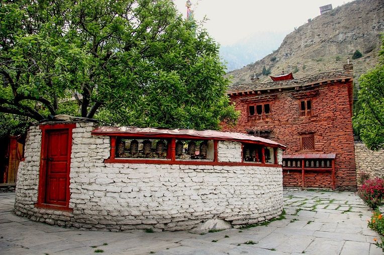 File:Tsampa gompa -courtyard view.jpg