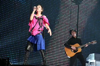 File:Utada United 2006 Outfits (cropped) (1).jpg