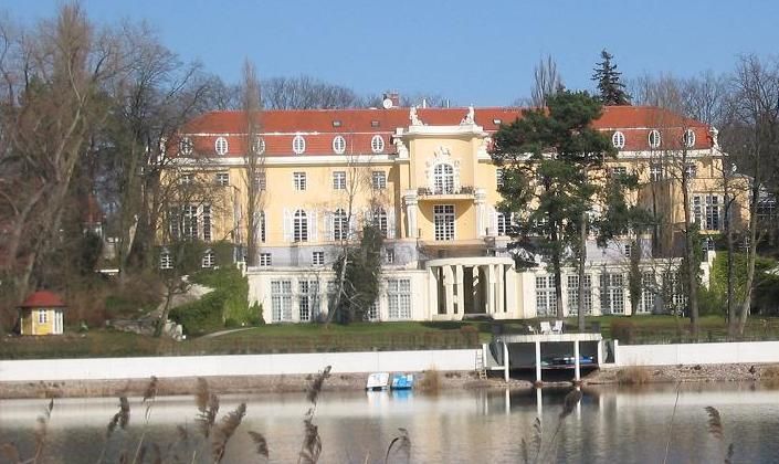 File:Villa Konschewski am Hundekehlesee.jpg