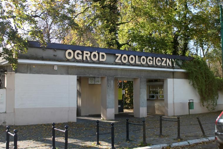 File:Wejście do Starego Zoo (2014).jpeg