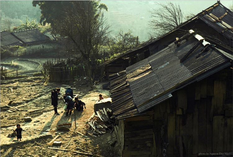 File:Wooden house at Ban Phou pheung noi.jpg