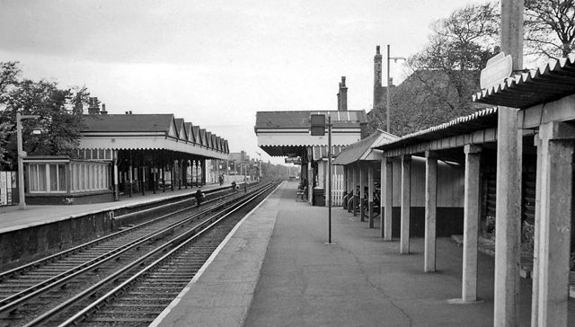 File:Blundellsands & Crosby Station 1836988 ce6d8c53.jpg