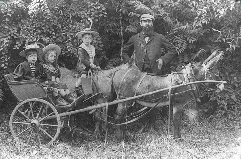 File:Herzl with daughters.jpg