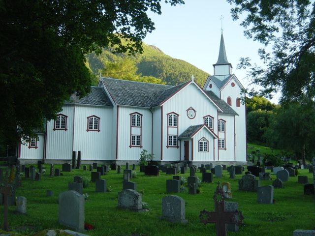 File:Orekirke-Gjemnes-2.JPG